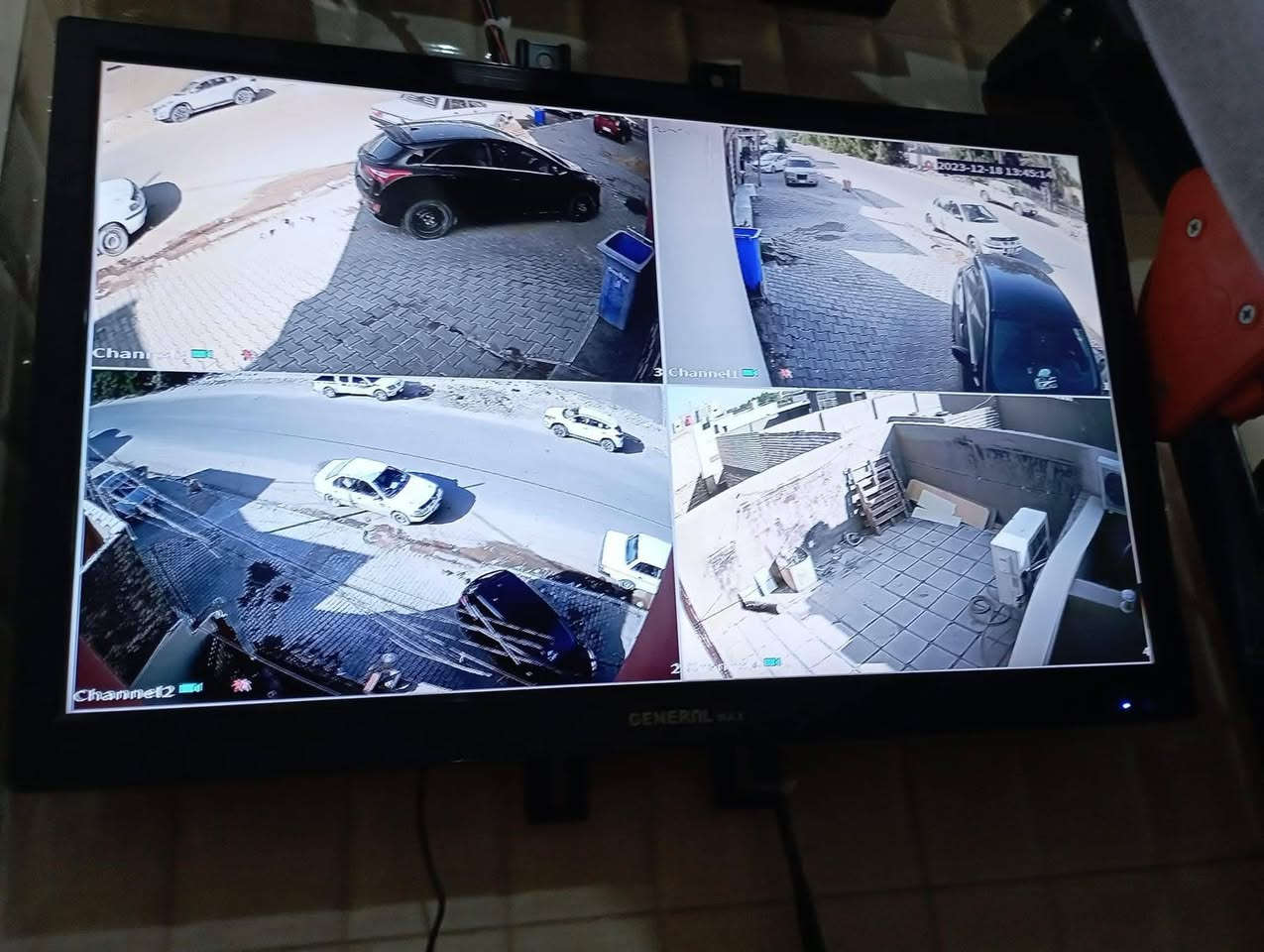 جانب من عملي في منطقة سريدات الجديدة تجهيز حسب الطلب  والمواصفات تأمين  احد المنازل بكاميرات داهوا الاصليه 
  4 جنل  دقة 2 ميكا صوت وصورة ملونه ليلي نهاري  تم تغذيتها بواسطه ups ليثيوم 220 فولت وربطها بنظام محولات خارجيه لضمان وصول الفولت كامل الى الكاميرا  تم تسليك بكرة واير مسلح 4 خطوط بطول 185 متر لاربع كاميرات 
للستفسار مراسلة الصفحة
او الاتصال على رقم
***********
