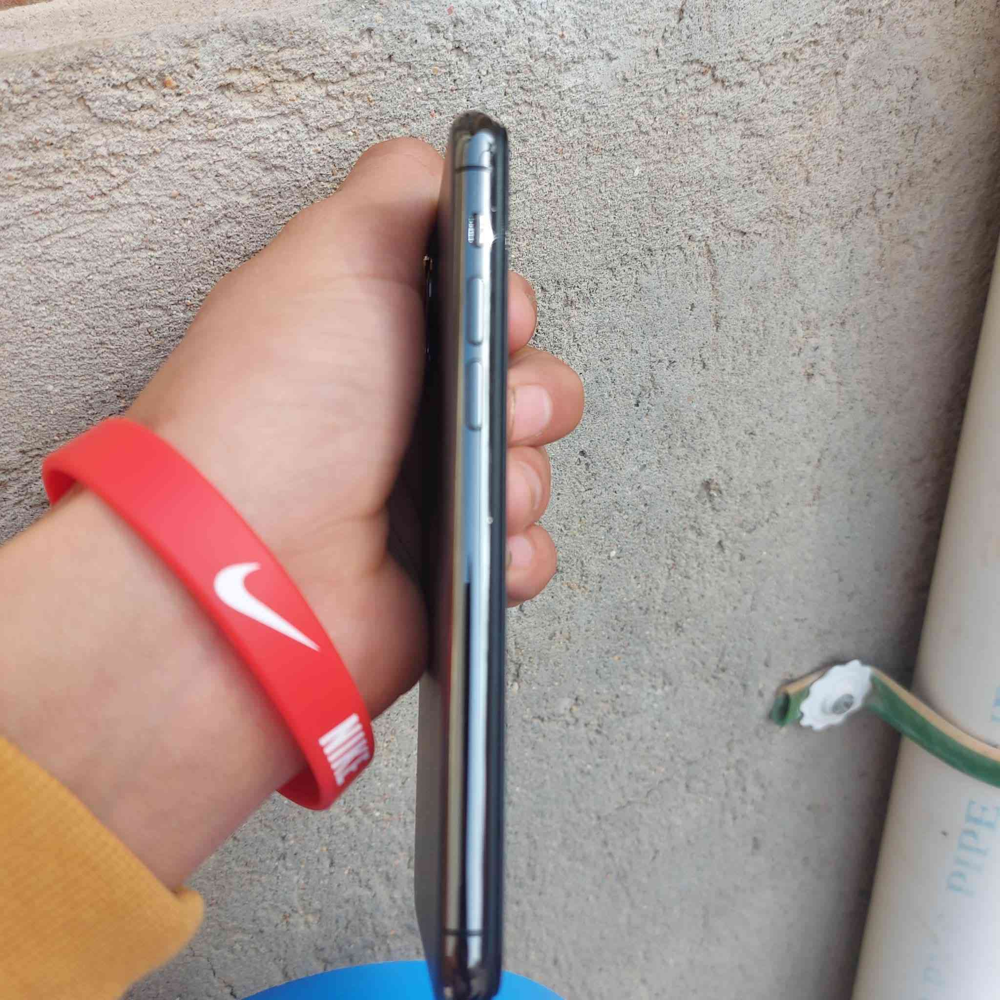 سلام عليكم آيفون ١١ برو للبيع جهاز بلادي كلشي بي بلادي شخط ما بي بطاريه ٧٢ جهاز نضيف بطاريه بلاديه ذاكره ٢٥٦ السعر ٣٥٠     ***********
