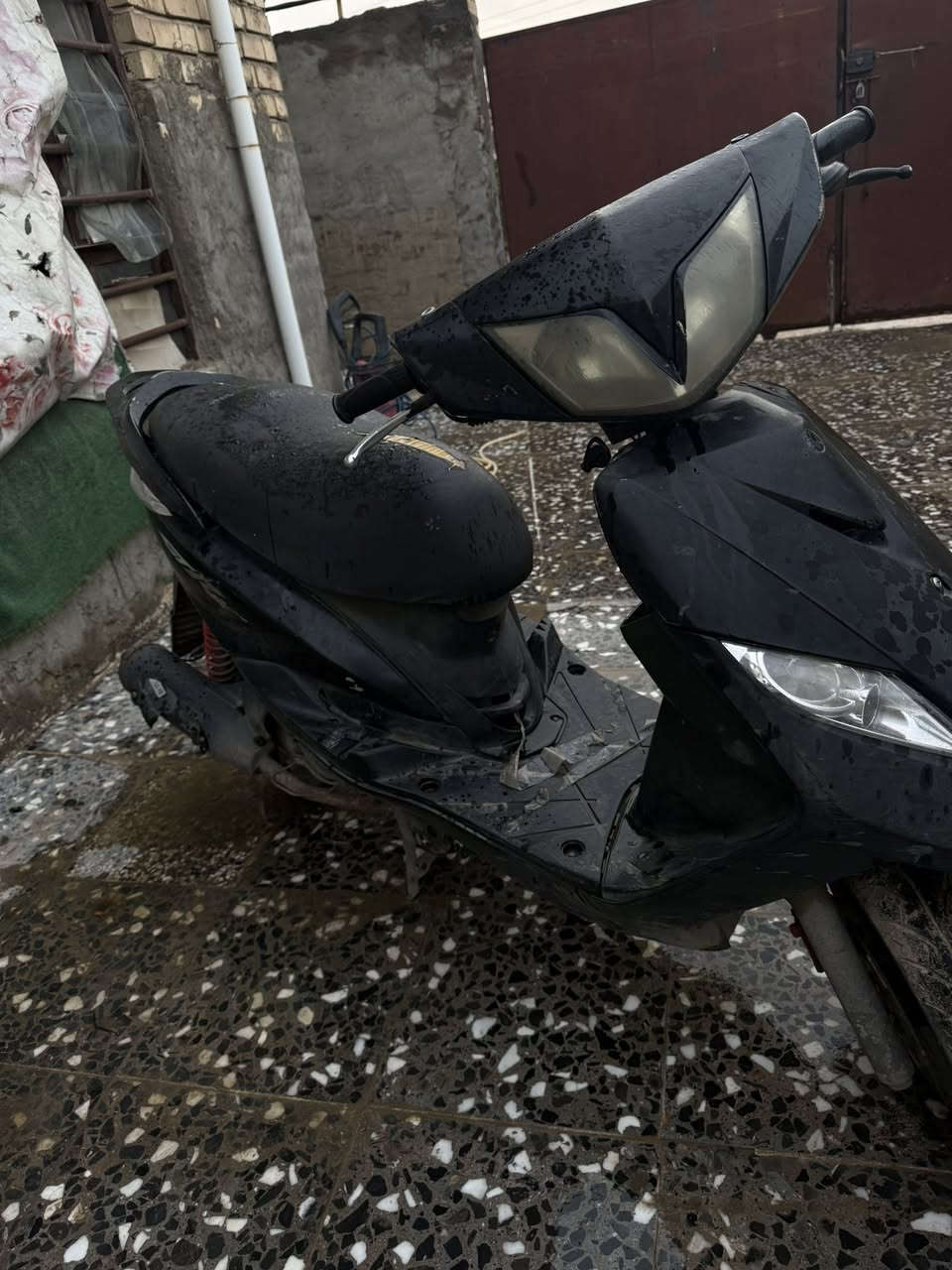 سلام عليكم دراجة نظيفة ومستخدمة استخدام خفيف، ما بيها مشاكل ميكانيكية والحمدلله
دراجة قويه وشغالة
كهرباء كلها شغاله 100‎%‎
استخدام شخصي كلش قليل
دهن اصلي وبانزين محسن اقتصاديه فووول
محرك كلش جديد ولدراجه برغي ممفتوح بيها 
الدراجه جاهزه من كلشي شغل واطلع وين ميعجبك
السعر 700الف وبي مجال حك الجيه
***********مكاني بغداد
