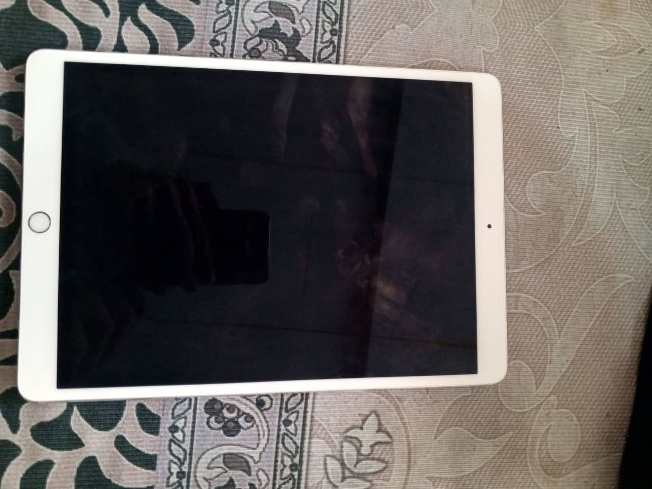 ايباد برو 10 الذاكره 64 الجهاز كلش نضيف بطاريته 89مكاني بابل 225 وبيه مجال ***********
