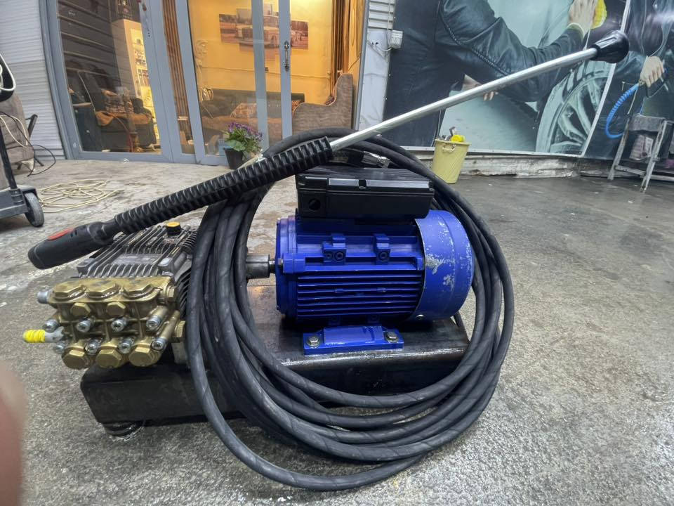 السلام عليكم مضخه غسل سنكل 200 بار اخت الجديده ممتعوبه  للبيع بدلتها لان اخذت 3 فيز ليريد مضخه نضيفه خلي ياخذها ب العافيه عليه وياها صونده 15 متر ممستعمله ومسدس ممستعمل السعر 600 وهذا رقمي ***********
