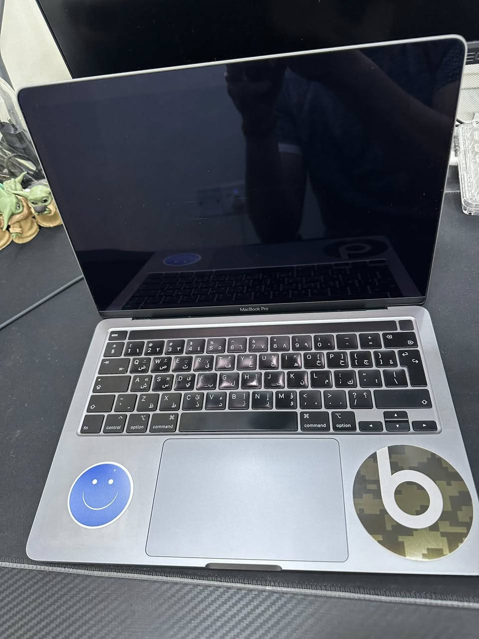 MacBook Pro 13-inch 2020 للبيع (٥٠٠ الف)
الموديل: MacBook Pro
السنة: 2020
الحجم: 13 إنش Retina Display
اللون: Space Gray
الحالة: نظيف جداً

المواصفات:
 المعالج: Intel Core i5 رباعي النواة بسرعة 1.4 GHz
 كرت الشاشة: Intel Iris Plus Graphics 645
 الرام: 8 GB LPDDR3
 التخزين: 256 GB SSD
 الشاشة: Retina Display مقاس 13.3 بدقة 2560 × 1600
 النظام: macOS Sequoia 15.7.3
 المنافذ: Thunderbolt 3 (عدد 2)
Wi-Fi: 802.11ac
Bluetooth: 5.0
 الكاميرا: FaceTime HD
 الكيبورد: Magic Keyboard بإضاءة خلفية

للتواصل عبر الواتس اب ***********
