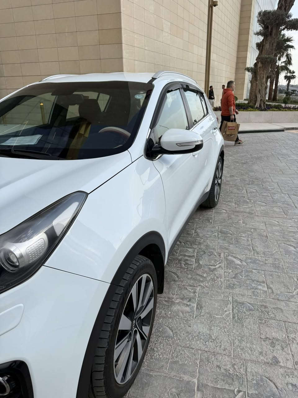 السلام عليكم سبورتج  خليجي أربيل
مواصفات عادية
السيارة باسمي 
مكفولة من صبغ وبارد 
ماشية 95
حدادية جديدة
السعر 175 وبي مجال
***********
