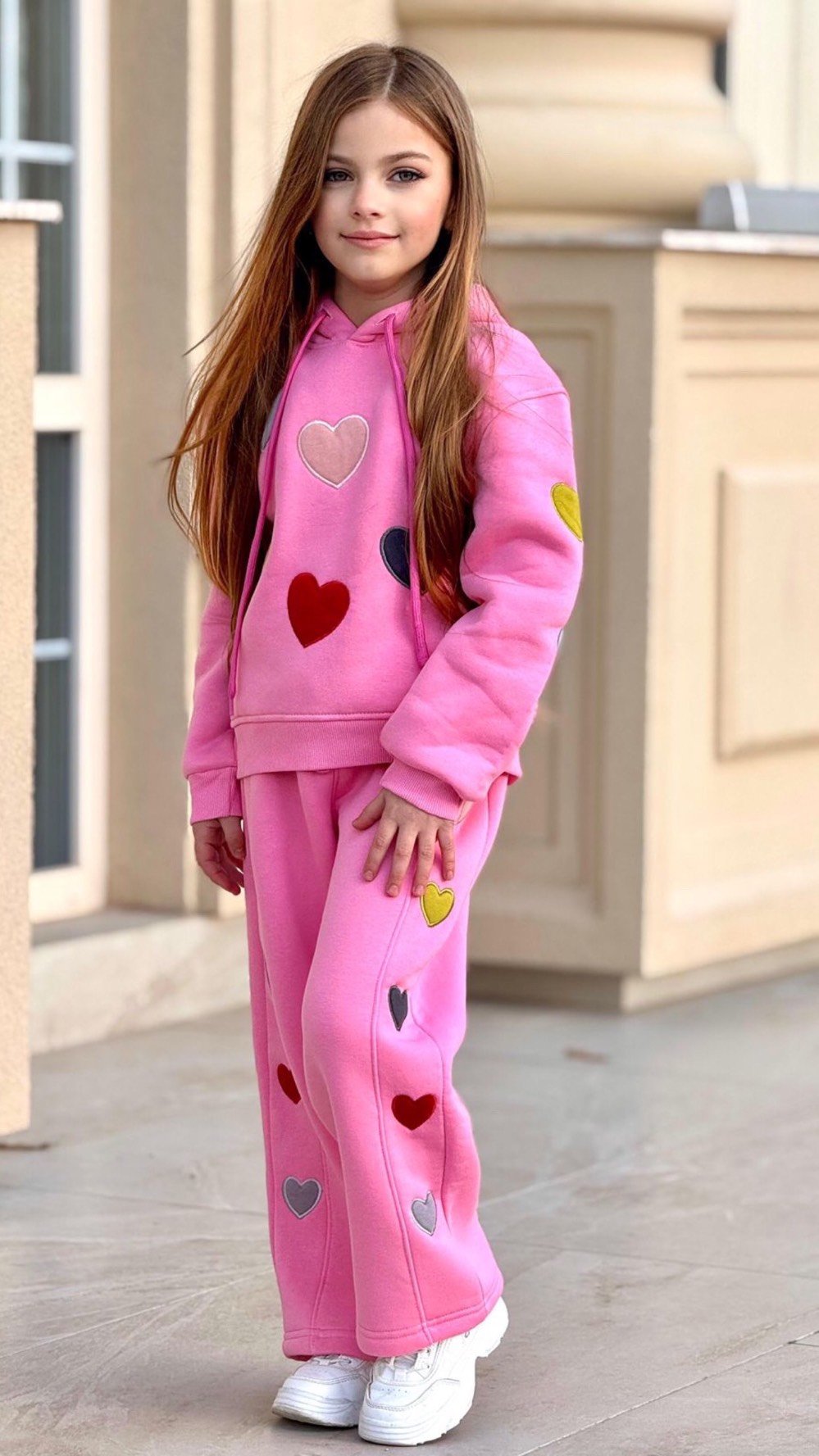 هذا الفستان الجميل يناسب الأطفال للمناسبات الخاصة مثل الاعياد وحفلات الكريسماس. مصنوع بدقة من القماش التركي، يتميز بتصميمه الكلاسيكي بنقشة الكاروهات الأحمر مع لمسات من الدانتيل الأبيض عند الياقة والأطراف. الفستان مزود بقوس أسود صغير لإضفاء لمسة إضافية من الأناقة.