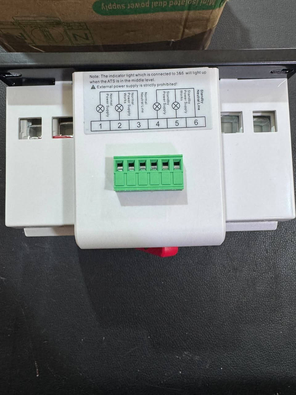 الجهاز هو مفتاح تحويل تلقائي (ATS)
من نوع EAATS-E-PC. 
الوظيفة: يقوم بالتبديل التلقائي لمصدر الطاقة من المصدر الرئيسي (مثل الشبكة العامة) إلى مصدر احتياطي (مثل المولد) عند انقطاع التيار. 
التيار المقنن: 125 أمبير (125A). 
جهد التشغيل: 400 فولت (Ue 400V). 
طريقة التشغيل: يمكن ضبطه على الوضع التلقائي (Auto) للتبديل الذاتي، أو الوضع اليدوي (Manual) للتحكم فيه يدويًا. 
اي استفسار خاص 
قطعة امزون


**إذا كنت صاحب هذا الإعلان وتريد حذفه لأي سبب، رجاءا أرسل رسالة إلى الدعم الفني**
