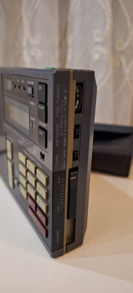 رادیو سوني یاباني اصلي نضیف جدا كامل شغال  یعمل علی ٤باتري قلم  رادیو
و۲ باتري قلم الساعة 
انتاج سنة 1987 موجات رادیو 
FM  MW  SW  LW
توصیل   للحجز مراسلة الصفحة او مراسلة واتساب على الرقم ***********
