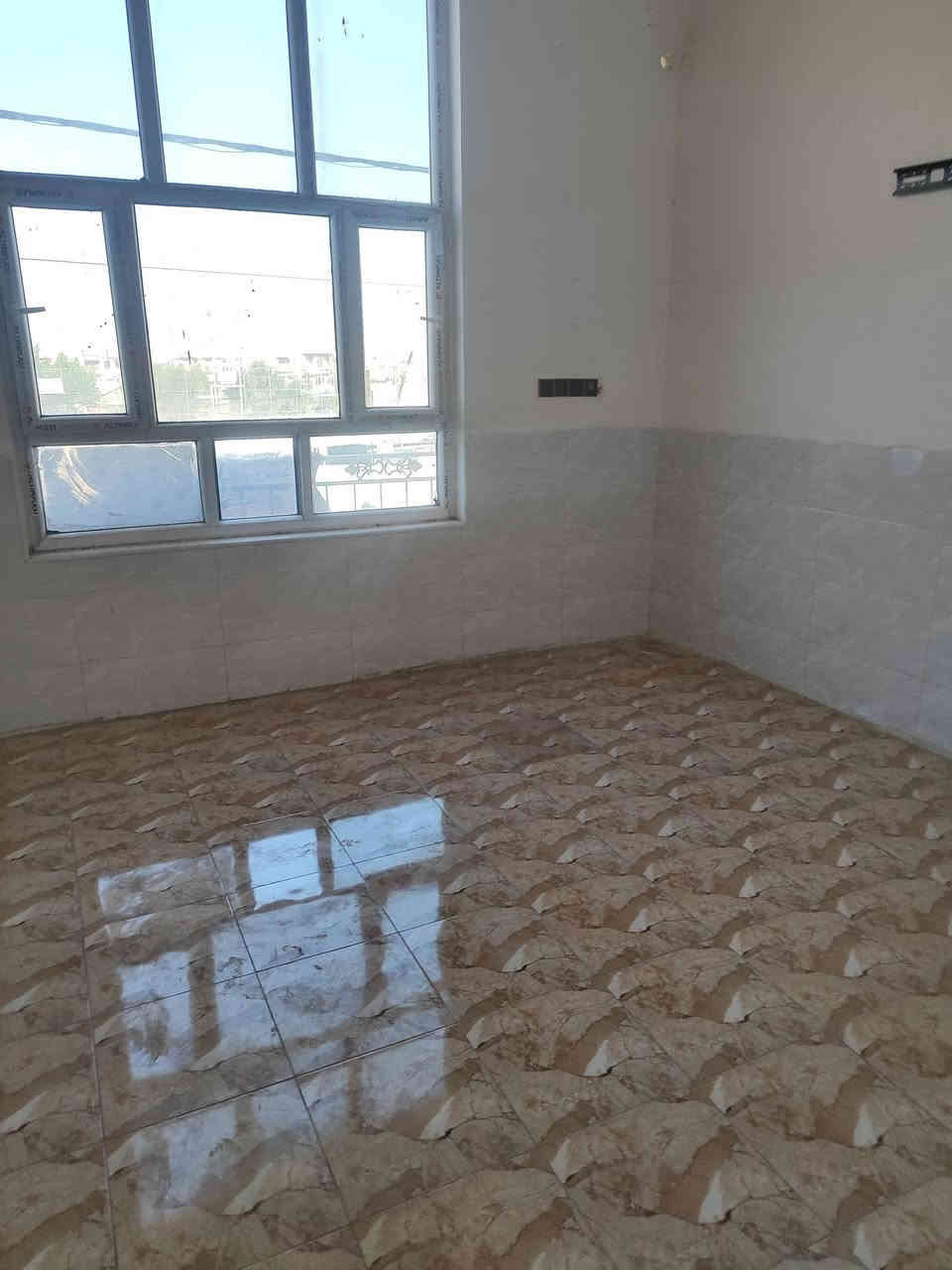 يالله السلام عليكم شقه للايجار بالبكرلي حي الفنانين على الشارع العام مباشرتا بناء حديث نظيفه جدا 

تحتوي على غرفتين وكلدور ومطبخ وسطح ومناور وبلكونه 
ارضيه بورسلين 

سعر الايجار 350 قفل 

للاستفسار الاتصال على الرقم *********** حسين المعموري
