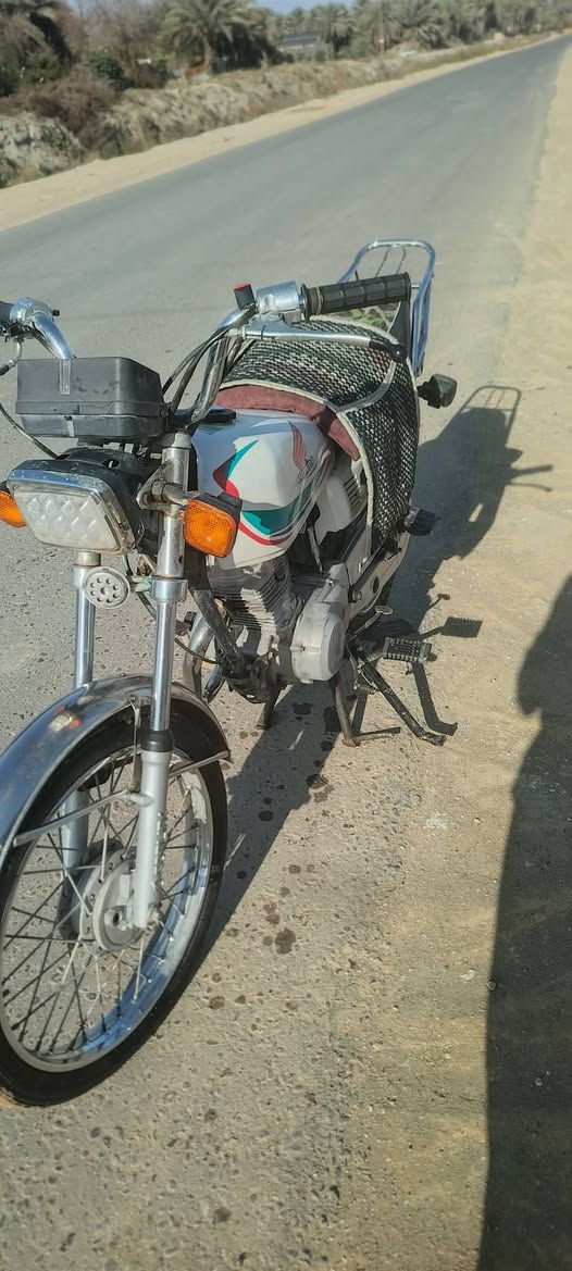 السلام عليكم 4 گير كلك للبيع الدراجه مكفوله من السرقه دراجه خير من الله كهربائيات كامله مابيها نقص
هندر واحد تشتغل كل شهرين ابدللها دهن دراجه حلوه وناعمه و النضافه شوفت عينك سعرها بـ400 وبيها مجال بسيط متواجد فيسبوك
و هذا رقمي ***********
