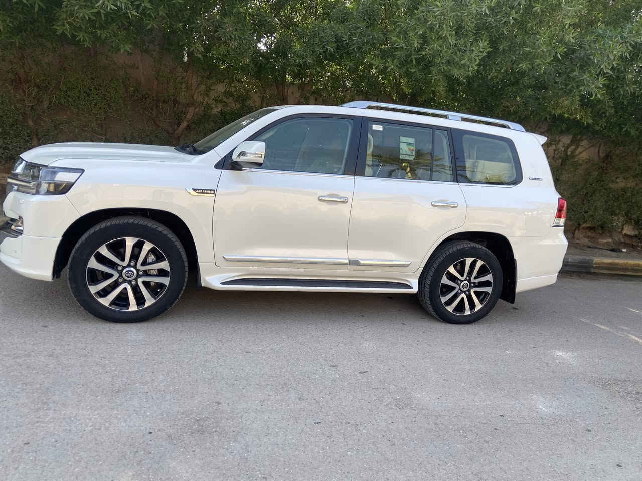 السلام عليكم لاندكروز ١٩ كراند تورنك وكالة ساس محرك ستة سلندر ٤٠٠٠ ماشية ٧٠٠٠٠ الف حقيقي جديدة بمعنى الكلمة وكفالة من الصبغ والحادث ادامة داخل الشركة والسيارة باسمي شادلها تخم تاير جديد 
فتحة سقف سلايت 
تشغيل عن بعد 
خمس بصمات 
صندوق كهرباء 
يدات نيكل 
انارة ترحيب 
مقاعد الامامية كهرباء 
داخل جلد 
ثلاث قطع تبريد مركزي 
شاشة ام الدعاء 
شاشات خلفية 
اضاءة زنون 
دبل ماوس 
حساس امامي خلفي 
زراك لايت 
دشبول لكزز 
مكانها بغداد وسعرها ٥٣٥ للاتصال 
***********
