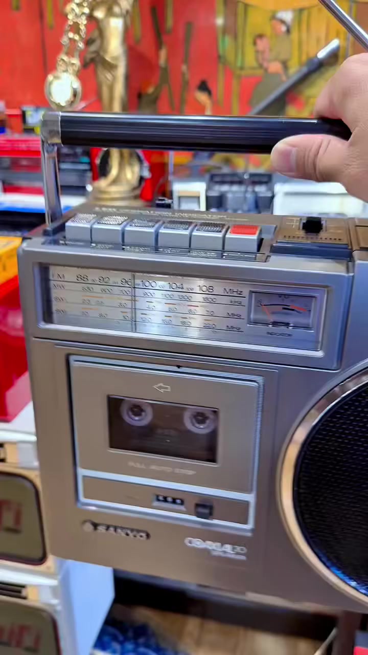 Chiếc Cassette MONO VIP NHẤT của SANYO mang tên #M2448K sở hữu loa Bass 20cm (tép đồng trục)
Hàng xuất EU điện 220V - FM full tần 108
Hàng cực độc, đẹp và hoàn hảo chức năng
Ae chơi 🆘 0988.738.893


**إذا كنت صاحب هذا الإعلان وتريد حذفه لأي سبب، رجاءا أرسل رسالة إلى الدعم الفني**