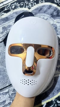 اليوم قناع ضوئي اللبيع تصفيه البشره   •الضوء الأبيض🤍 يخترق طبقات البشر...