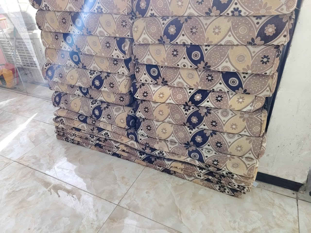 ⚜️👑 مجمع ابو بلاش للاثاث 👑⚜️
جلسه عربيه 14متر كويتي مستعمل السعر 210 
جميع اللوان متوفر مختلف المديلات والقياسات صار عنده مراوس القديم بالجديد صار عدنه نضام القصد📌 العنوان كربلاء طريق الحر مجاور معمل الثلج  مقابيل الاتحاد الرياضي اي ستفسار الاتصال  يوجد واتساب 👈***********👉👈***********👉
