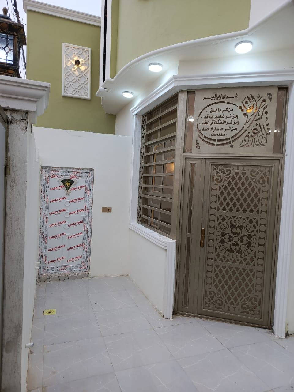 يا الله بيت مساحه ١٥٠ متر لايجار يحتوي على غرفتين نوم وصاله ومطبخ واستقبال وحمام داخل وخارج جميع الخدمات متوفره العنوان نجف لاشرف قرب اسواق تلعفر شارع اصب سعر الايجار ٢٥٠ أشهر الاستفسار ***********
