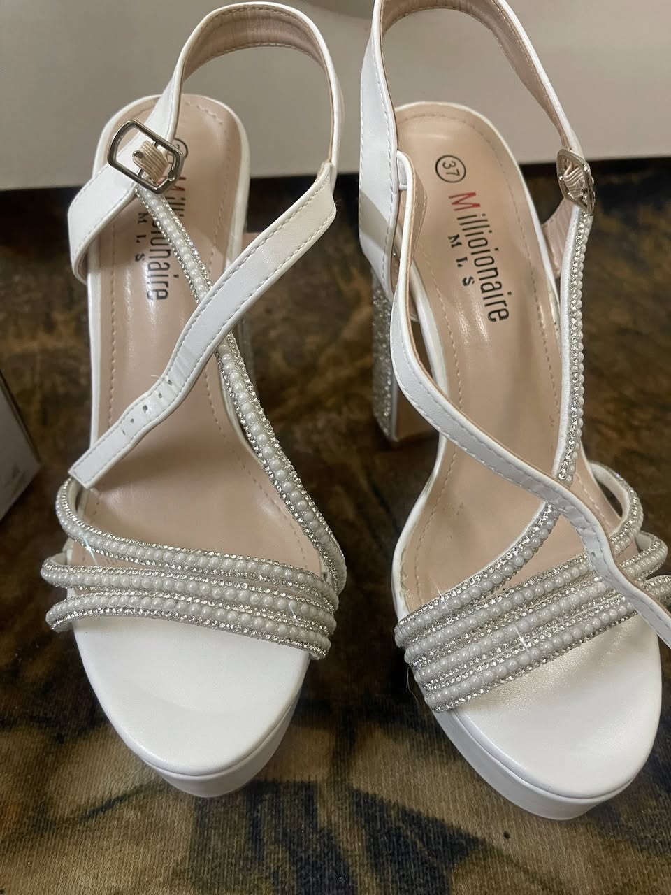 مرحبا
حذاء عروسات قياس 37
مملبوس ابد السعر اخذته (55)اريده 30


**إذا كنت صاحب هذا الإعلان وتريد حذفه لأي سبب، رجاءا أرسل رسالة إلى الدعم الفني**