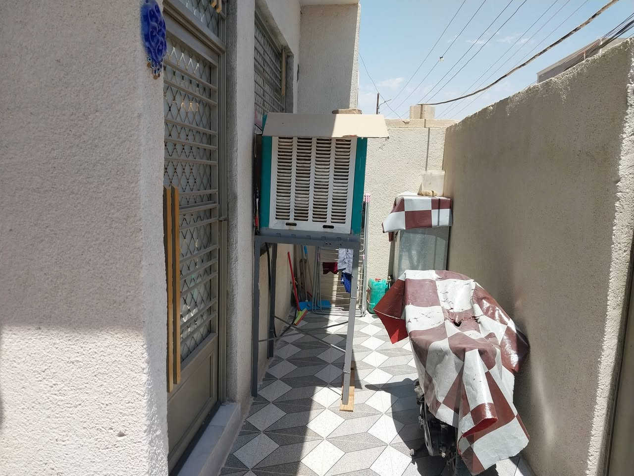 سلام عليكم يالله مشتمل للبيع مساحه ١٦٠ متر سند زراعي ٢٥ حي لمير يتكون من مطبخ صاله ستقبال غرفتين نوم وصحيات غربيه وشرقيه +ممر خلف لغرف السعر ٧٥ قفل بناء البيت ٢٠٢٦ تصال ***********
