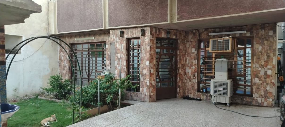 دار للبيع في المشتل شارع المطبك قرب أمانة بغداد الجديدة
المساحة :200

الواجهه : 10

النزال : 20

يتكون من  حديقة وكراج وصالة واستقبال وغرفة وحمام والطابق الفوق عبارة عن غرفتين 

للاستفسار 

***********
السعر 500 وبي مجال
