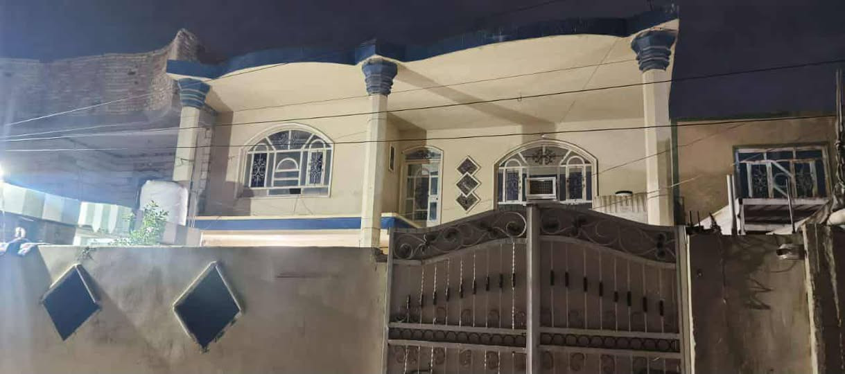 دار للبيع طابو صرف المساحة 220م م يوجد فيه ثلاث غرف وصالة ومطبخ واستقبال وصحيات داخلية وخارجية وحديقة وكراج السعر 135 العنوان الحمزة الغربي حي العسكري شارع الرئيسي مقابيل متنزه مقابيل حلاقة زياد عرمش الاستفسار الاتصال على الرقم ***********
