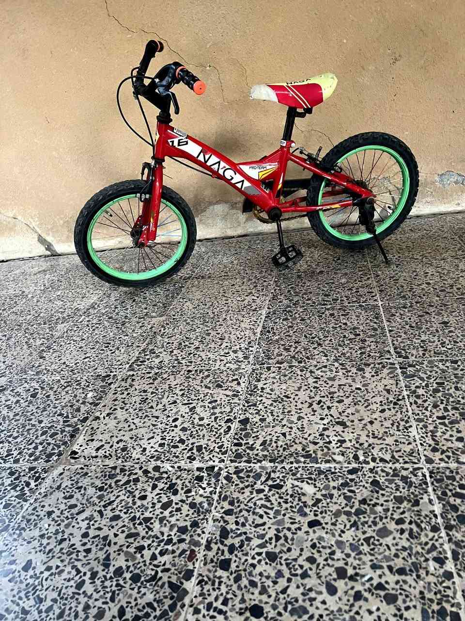 🚲 بايسكل مستعمل للبيع
نوع: NAGA مقاس 16
 اللون: أحمر 
 الحالة: جيد ومناسب للأطفال
. السعر: 45 ألف دينار
للاستفسار يرجى المراسلة على الخاص.


**إذا كنت صاحب هذا الإعلان وتريد حذفه لأي سبب، رجاءا أرسل رسالة إلى الدعم الفني**