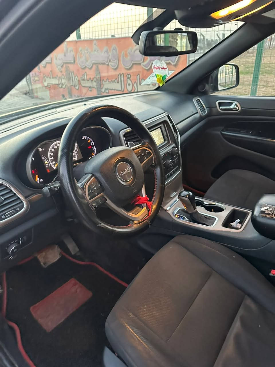 سياره جيب كراند شيروكي 
السياره فئة لاريدو
موديل 2016
وراد امريكي بارد فقط لا صبغ ولا حادث
مكينه 3.6
6v
سنويه باسمي رقم سليمانية تحويل مباشر
رقمي *********** للاتصال على رقم فعال واتساب وخط السعر عند التواصل فقط واتساب
