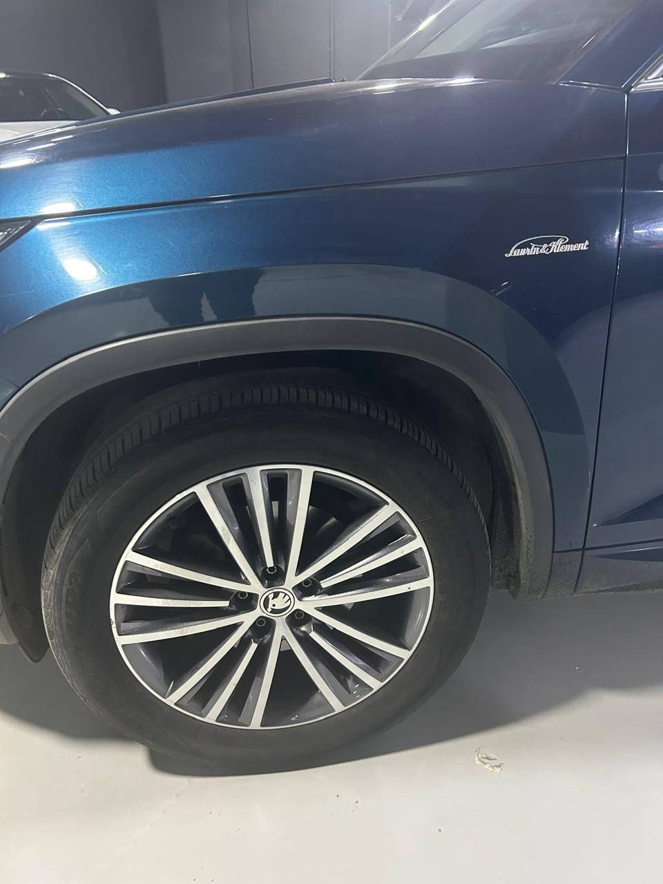 ---

*للبيع سكودا كودياك L&K 2021 - فئة الفخامة الكاملة*  
لو بتدور على SUV عائلية 7 راكب تجمع بين الفخامة، الأمان، والاعتمادية، دي فرصتك.

*مواصفات سريعة:*
- *الموديل:* 2021
- *الفئة:* L&K أعلى فئة
- *العداد:* 71,000 كم فقط - استعمال خفيف
- *الحالة:* فابريكة بالكامل بره وجوه، بدون أي رش
- *الصيانة:* صيانات توكيل بالكامل، دفتر الصيانة موجود
- *المكان:* المعاينة في التجمع الخامس

*ليه العربية دي مميزة؟*
مقاعد جلد فاخرة، سقف بانوراما، كراسي كهرباء بذاكرة، تدفئة وتبريد، أنظمة أمان متقدمة، وشاشة كبيرة مع Apple CarPlay و Android Auto. عربية عملية للعيلة ومريحة في السفر.

*السعر:* للجادين فقط، السعر عند المعاينة  
*للتواصل والاستفسار:* 01062000300


**إذا كنت صاحب هذا الإعلان وتريد حذفه لأي سبب، رجاءا أرسل رسالة إلى الدعم الفني**