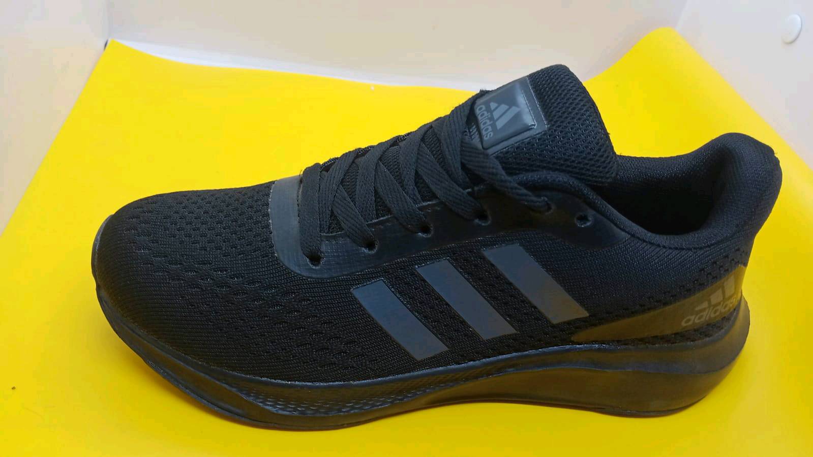 احذية ماركات عالمية اشكال وقياسات مختلفة وعندي اكثر .. اي قطعة تعجبك راسلني