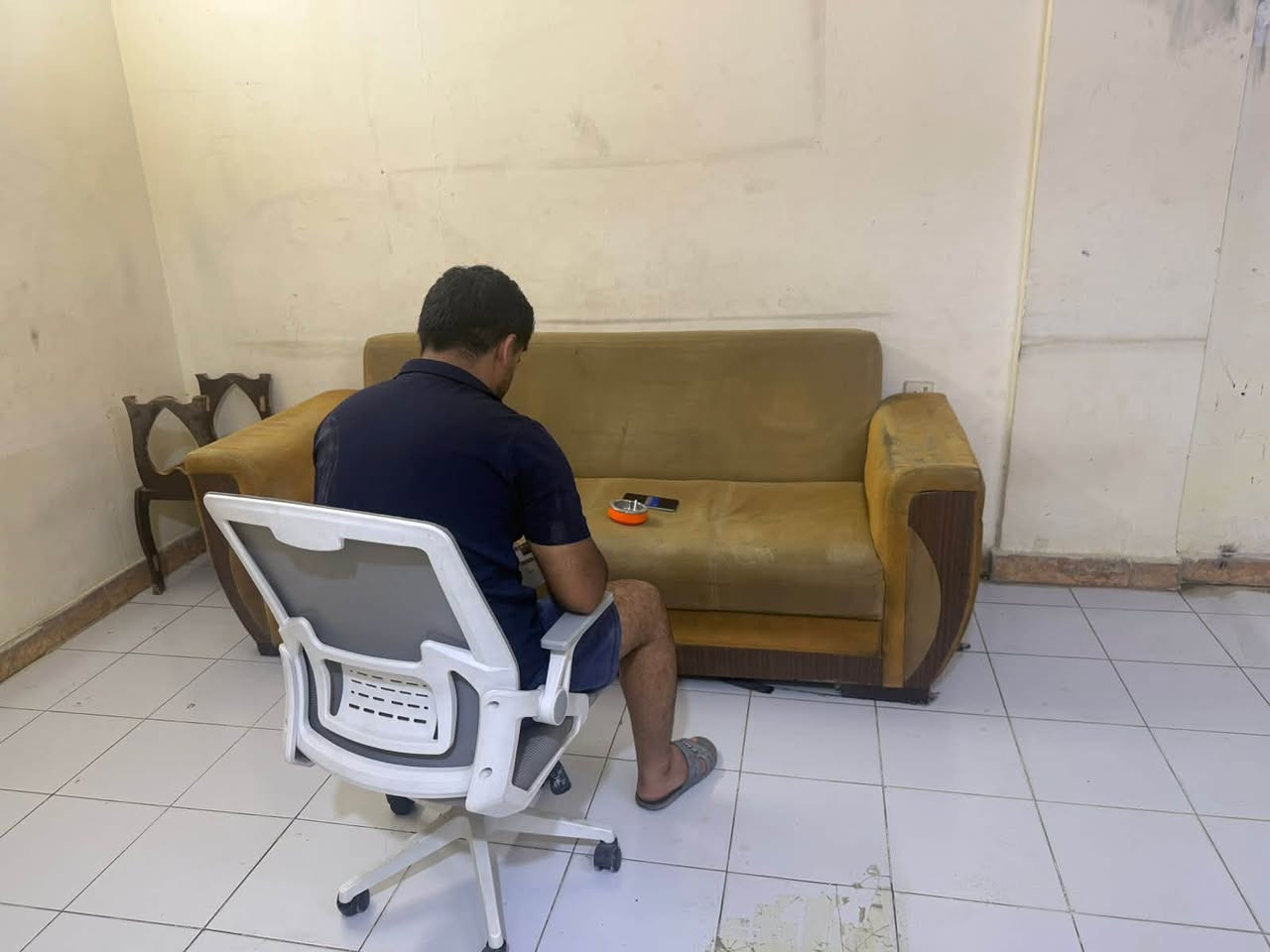 السلام عليكم  احنا طلاب وتعرضت شقتنا لتماس كهربائي الغراض كلها نظيفه بس هذا باودر مال طفايات يعني بس غسل وكلشي مابيهن غراض للبيع مكاني المنصور والي عنده مبرده نظيفه اراوس بلطباخ هذا رقمي ***********
