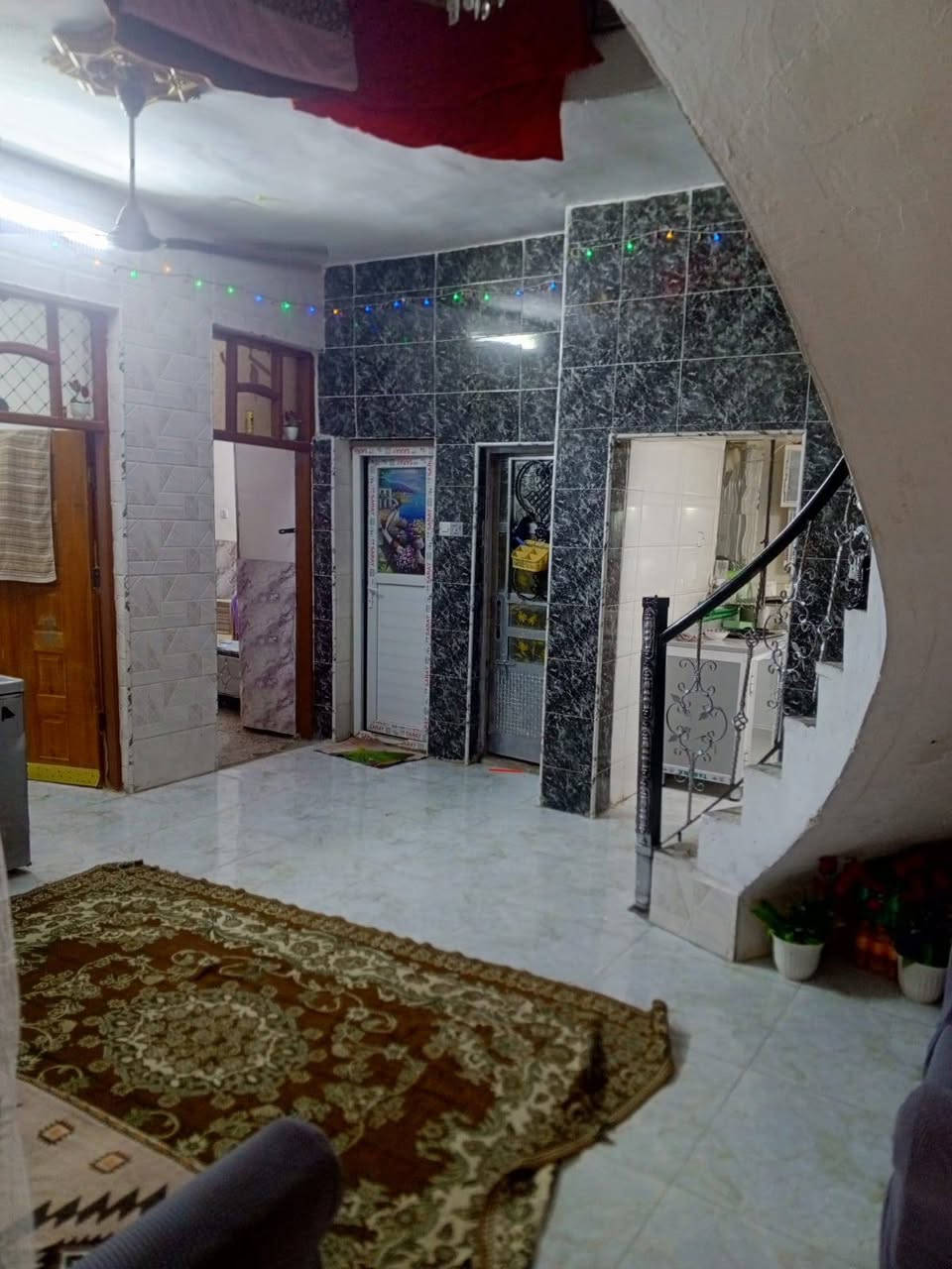 السلام عليكم بيت طابقين بلبلديات بدايه تقاطع كهرباء يم اسواق رمانه 100متر مربع طابق ثاني غرفتين إعكاده السعر 160بي مجال الاتصال على الرقم التالي *********** البيت زراعي
