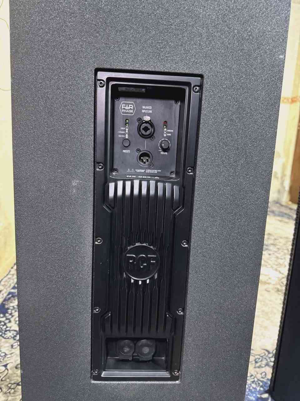 السلام عليكم
سماعات للبيع

RCF NX 985-A
3 way
نظيفات وأستعمال قليل مستعملهن

***********
