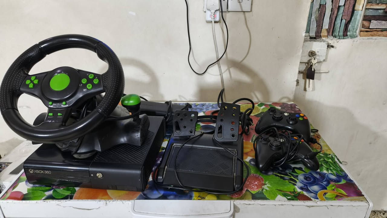 السلام عليكم ورحمة الله 
عندي Xbox 360 للبيع مابي شي أخو الجديد ما مستعمله هواي تتوفر بي هواي ألعاب ما يقارب ١١٠ لعبه.... 
مع ٢ جوستك أبو الواير مابيهن أي عطل 
مع دركسون كامل أيضا جديد وما بي شي كل الأغراض ما مستعملهن هواي.... 
السعر الكامل ٢٥٠ ألف وبي مجال بسيط 
للتواصل على رقم ***********
