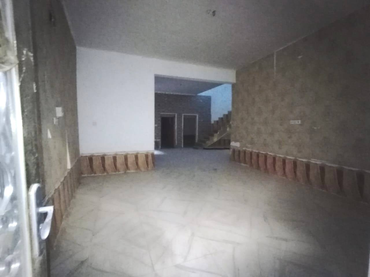 بيت في حي التضحية شارع العلوة القديمة قريب جداً للسريع
مساحة ٢٠٠م طابقين

الطابق الاول يشمل

استقبال - صاله - غرفة - مطبخ - حمام داخلي وخارجي

الطابق الثاني: هيكل فقط

للتَاصل والاستفسار اكثر على الرقم:***********
