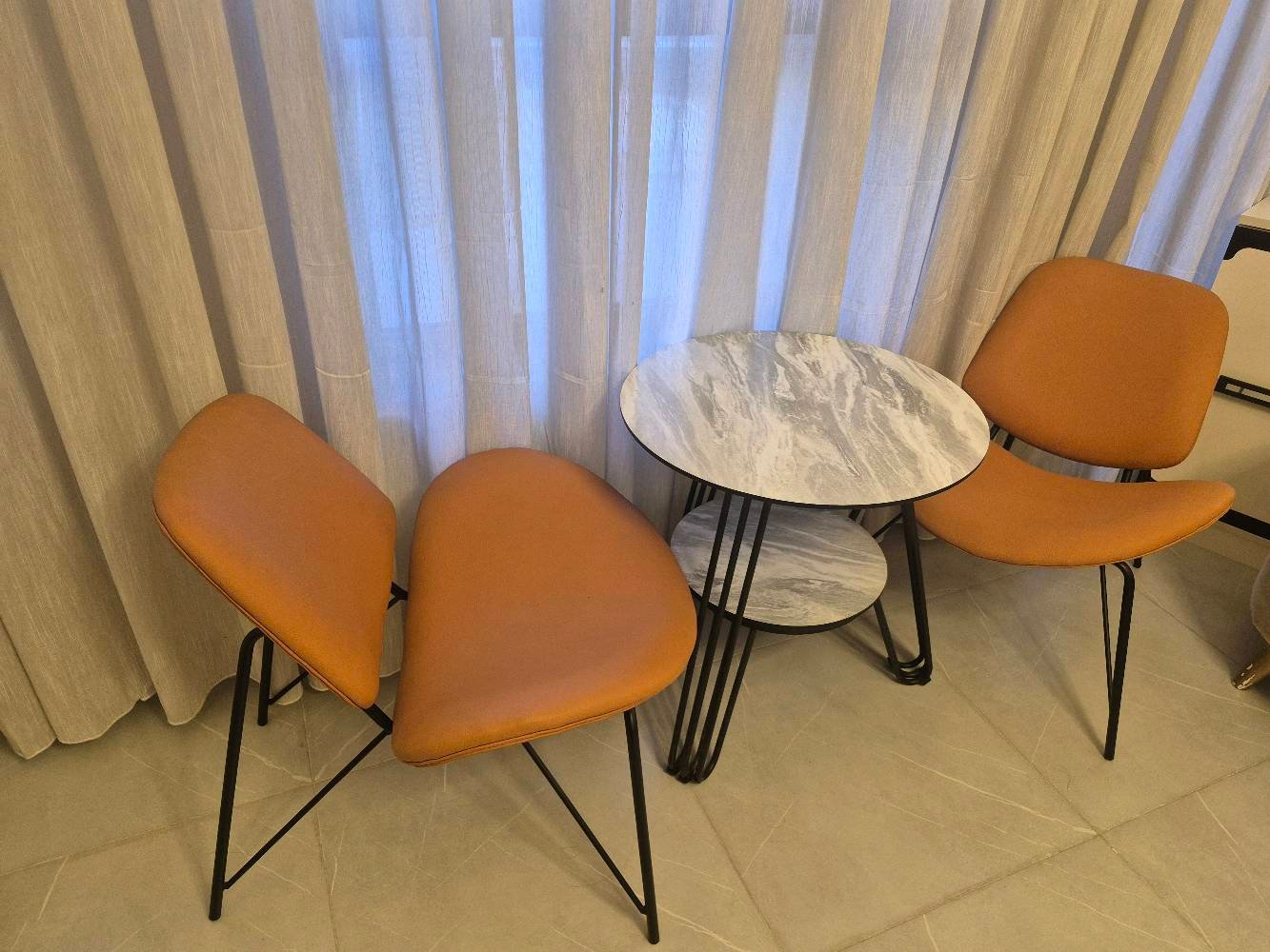 السلام عليكم هذا ميز او كراسي عدد 2 للبيع اني مشتريتة ب500 الف واريدة ب350 الف العنوان بغداد الدورة 