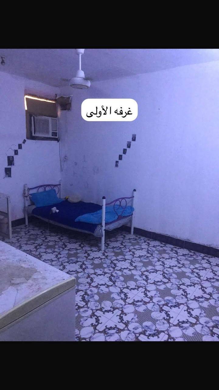 بيت للبيع بسكك يم اسواق البصره قرار محكمه مساحته ١٥٠ متر كل الخدمات متوفره ماء كهرباء شارع مقرنص البيت متكون من غرفتين وبراني وهول ومطبخ وصحيات خارجيه البناء بلوك وسطح شتايكر سعره ب٢٩ لاستفسار على رقم صاحب البيت ***********
