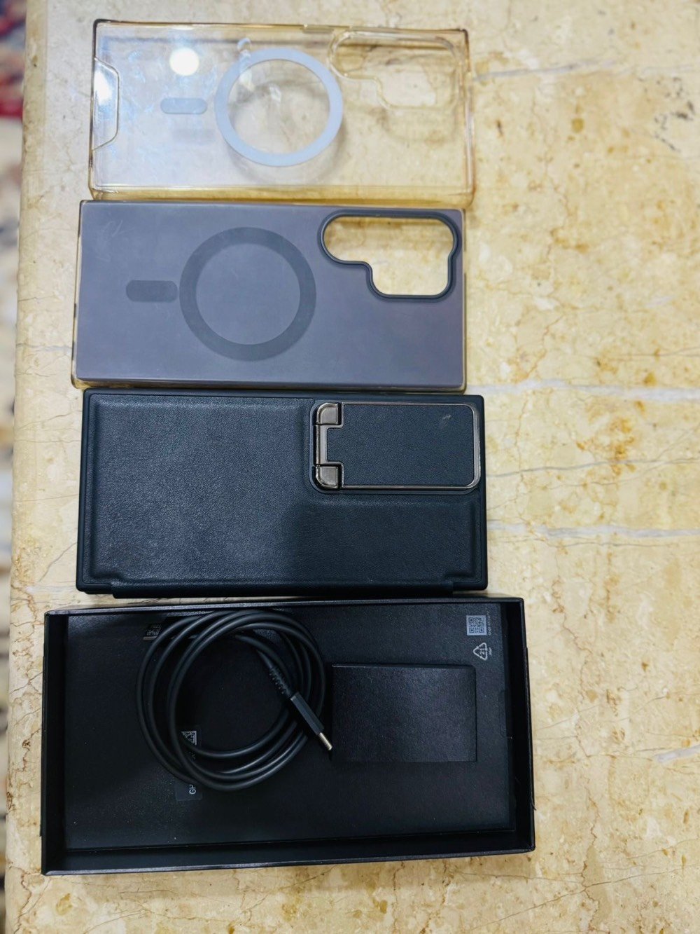 السلام عليكم عندي جهاز سامسونج S24  الترا مستخدم 3 اشهر فقط جديد ذاكره 256 مكاني الغزاليه *********** سعر 950 الف وبي مجال 