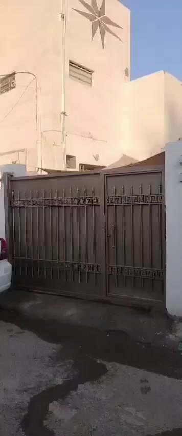 مشتمل ١٤٤م حي السكك قرب جامع النور شارع ٦ محدث، بسعر مشتمل بالثالثة 
طابقين ٣ غرف و مدخلين واحد على الاستقبال و الاخر على المطبخ و يفيد اهل الاستثمار يتأجر بوارد زين مقارنة بالسعر
للإستفسار الاتصال *********** 
او زيارة مكتب النور للعقار في حي الضباط مقابل محلات المليسي للانشائيه عمارة الجوهرة
