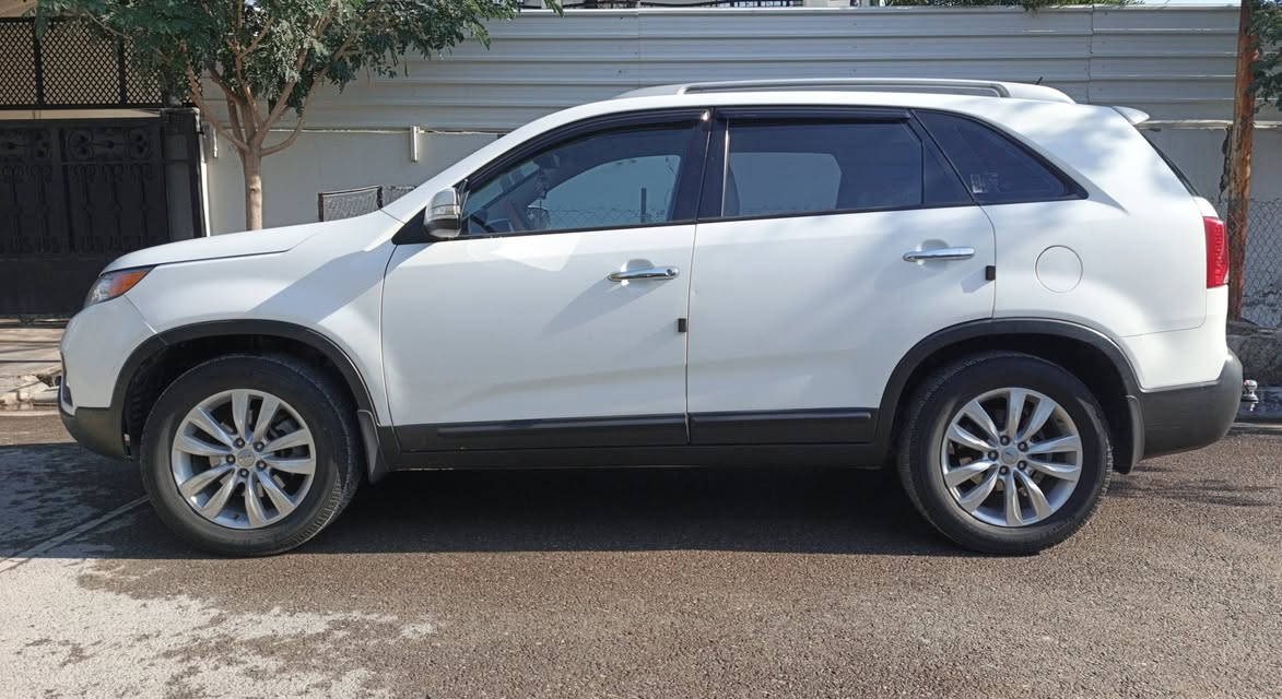 سورينتو موديل 2013 رقم نينوى السيارة بإسمي بيها كوبون نص فول 3 قطع تبريد محرك 4سلندر مفتوح مابيها صبغ بيها تصليح ٤ شظايا  مال التحرير السعر 155 التواصل على الرقم ***********
