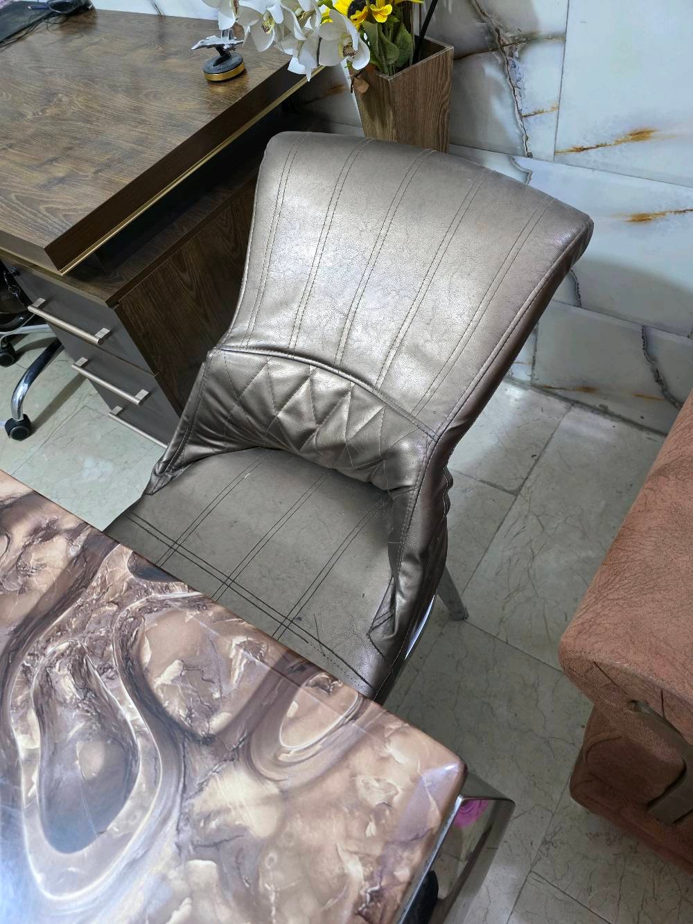 السلام عليكم 
ميز طعام مرمر للبيع نظيف وياه 5 كراسي والسادس مكسور مثل ما موضح بالصور سعره 150الف وبيه مجال
مكاني بغداد الحريه الدولعي
للتواصل واتساب ***********