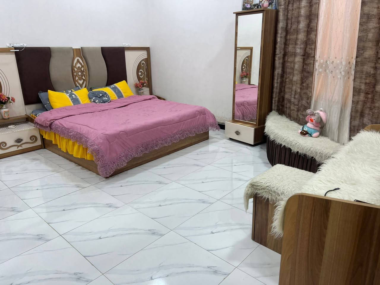 بيت للبيع بناء سنة 2024 طابقين في ابو الخصيب عويسيان قرب مدرسة الإعلام
البناء طابوق للطابقين عدا الستارة والبيتونة فرمستون وبلوك

البيت طابو زراعي والمالك عراقي موجود 

مكونات البيت :

 الطابق الأول (الارضي) يحتوي على (غرفتين+صالة ومطبخ +إستقبال +كراج +صحيات+حمام+صحيات خارجية  + منور عدد 2 )

الطابق الثاني :

شقتين منفصلتين :

الشقة الأولى درجها معزول 

تحتوي على :

غرفتين منام +صالة مفتوحة + مطبخ +صحيات+منور+بلكونة

أما الشقة الثانية ناقصها فقط تشطيب كاملة تحتوي على :

غرفة 1

صالة كبيرة 1

صحيات 1

مواصفات البيت :-

-المساحة الكلية للارض بالخارطة 228 متر

مساحة البناء 310 متر للطابقين 

الطابق الأرضي 150 متر 

الطابق الثاني  160 متر 

- الواجهة  12وربع متر 

 -والنزال 19 متر 

علمآ ان الطابق الأرضي كهربائياته معزلة عن الطابق الثاني من ناحية الكيبل والدكم والجوزات الخ ..

والطابق الثاني كذلك ......

- الكهربائيات:- الجوزات والدكم والبلك سويج  شركة اوزن الاصلي 

علمآ يوجد خط ثاني لكل طابق 

ويوجد كذلك خط انترنت كامل .

البيبان والشبابيك :-

الشبابيك مع الكتائب cnc للطابق الأرضي والطابق الثاني. 

-الجنلات والفريمات 4 ملم .

-وبيبان الغرف والاستقبال شغل عراقي صاج درجة أولى للطابقين . 

-والجراجيب ماليزي جاوي .

-بيبان الصحيات المنيوم تفصال للطابقين.

ملاحظة/ المنطقة جديدة ومعزولة عن المنطقة المجاورها كاملة من ناحية الخدمات

 البيت يبعد عن الشارع العام الرئيسي 150 متر 

السعر 245 و بي مجال 

هاتف ☎️***********☎️

