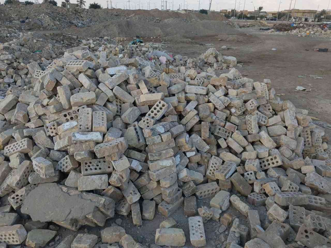 السلام عليكم
سبيس 
رمل 
رمل احمر 
حصو 
جص 
طابوق جديد نجيب لك من المعمل لا تريد 2000 4000

***********
