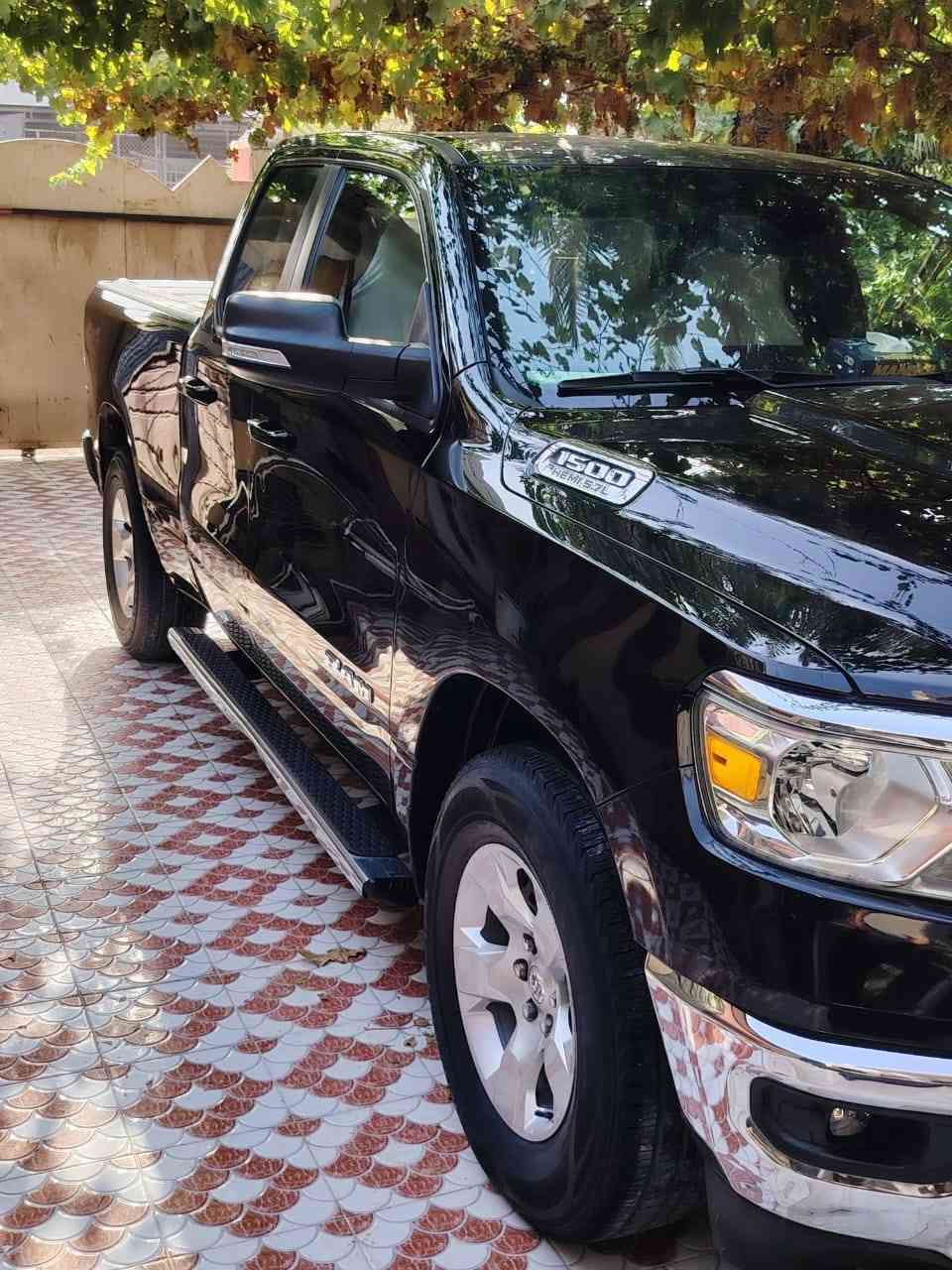 السلام عليكم دوج رام بك هورن موديل ٢٠٢٢ باب قصير بدي طويل ماشيه ٥٨ سياره حادثها باب البدي فقط مبدل نفس الون بدون قطره صبغ السياره مكفوله من الصبغ محرك ٨ سلندر ٥.٧٠٠ كير ومحرك مكفولات وضع الشركه تخم تاير صدر كله جديد سياره بلكارتون كلش حلوه نص فول السيارة رقم بغداد انكليزي بسمي تحويل مباشر وهزه جديده مكاني ديالى بعقوبه 
السعر اتصل على الرقم ***********
