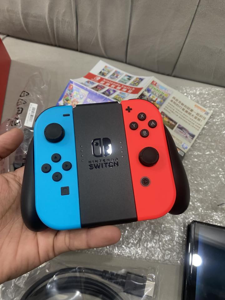 السلام عليكم
جهاز نتندو سوتش للبيع ما مفتوح ما مستخدم ولا دقيقة بعدة بلكارتونة كامل ملحقات من يدات وجوستك وباقي الاغراض مثل ما موضح بلصور الجهاز بعدة ما مستخدم 
مكاني الديوانية المركز
رقم ***********
متواجد واتساب
