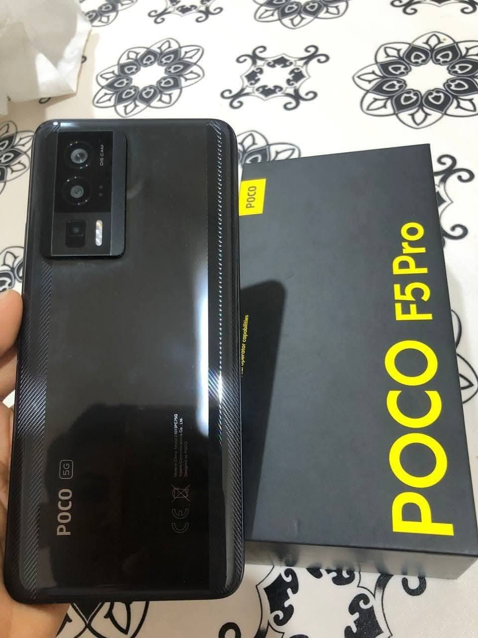 بوكو f5 برو 5G  _ مكاني حله ماعدي توصيل 275 
1. المعالج والأداء

يأتي بمعالج Snapdragon 8+ Gen 

المعالج قوي جدًا ويقدّم أداء ممتاز في الألعاب والتطبيقات الثقيلة. 

 12 جيجا رام 256 جيجا تخزين دقه شاشه 2k

معدل تحديث 120 Hz، ما يعطي انسيابية جيدة جدًا في التمرير والألعاب.

البطارية والشحن

سعة البطارية: ‎5160 mAh. 

شحن سلكي سريع بقوة 67 وات،

الكاميرات

كاميرا خلفية ثلاثية:

• ‎64 ميجابيكسل (الكاميرا الرئيسية) مع تثبيت بصري (OIS). 

• ‎8 ميجابيكسل للزاوية الواسعة (ultra-wide). 

• ‎2 ميجابيكسل ماكرو. 

الكاميرا الأمامية: ‎16 ميجابيكسل. 

الفيديو: يمكن تصوير حتى 8K بدقة  الكاميرا الخلفية. 

الاتصال والشبكة

يدعم 5G (شريحتين) — اتصال سريع جدًا. 

بلوتوث 5.3. 

واي-فاي: يدعم Wi-Fi 6. 

يدعم NFC. 

مزايا إضافية

تبريد جيد لمساعدة الأداء القوي

مكاني حله


**إذا كنت صاحب هذا الإعلان وتريد حذفه لأي سبب، رجاءا أرسل رسالة إلى الدعم الفني**