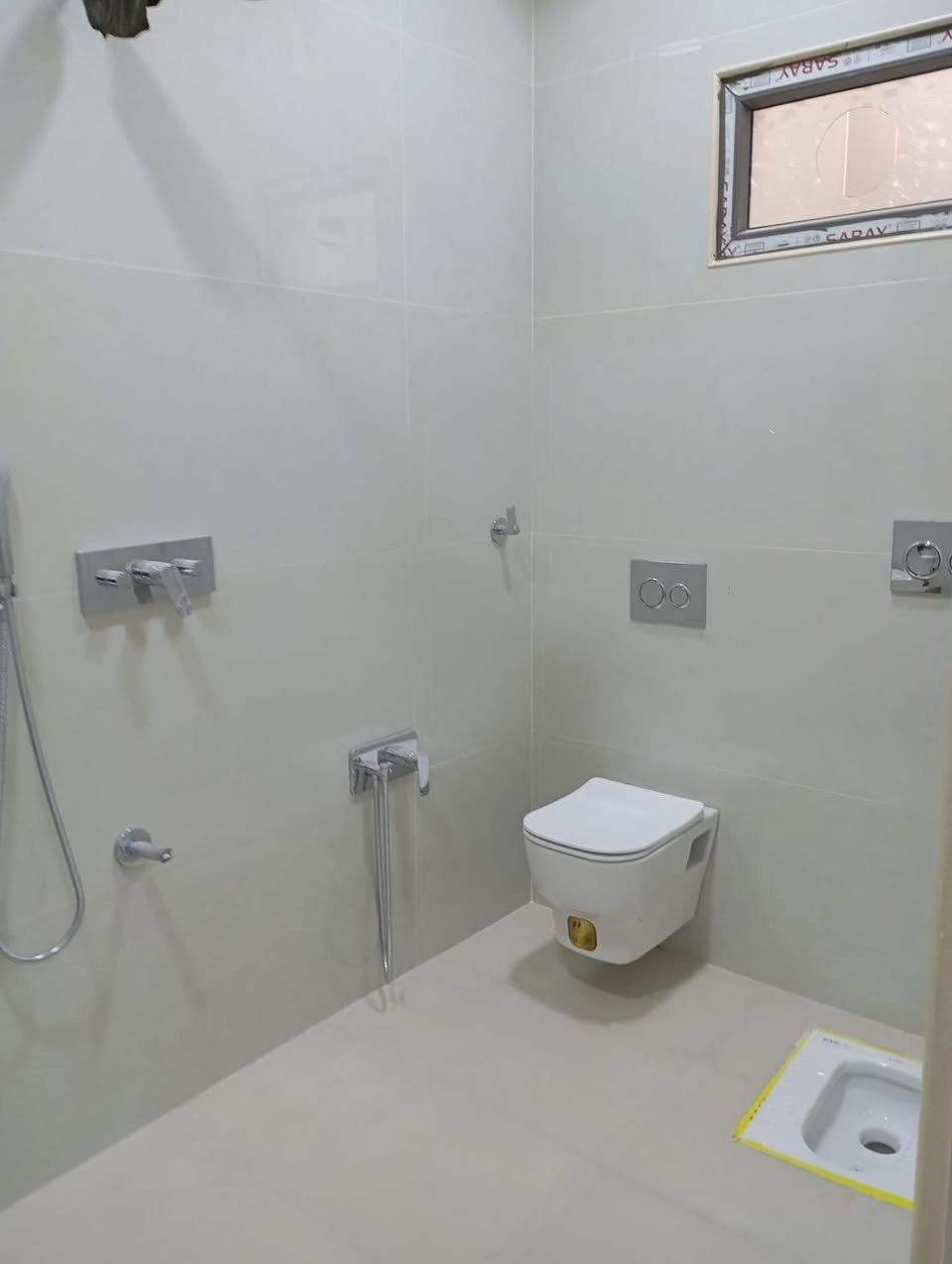 دار للبيع المساحه 150 متر  طابقين
المكان خلف المدرسة الإيرانية بناء حديث يحتوي على غرفه في الطابق الأرضي و3 غرف نوم على شكل سويتات و6 مجاميع صحية ومطبخ حار وبارد واستقبال كبيره وصاله ومناور عدد 2 بناء حديث غير مسكون جاهز من جميع النواحي من مغاسل وسخانات وأرضيات درجه اولى ومحجرات فخمه وسقوف مغربيه وصبغ جدران جوتن وكهربائيات الفنار السعودي وصحيات سمارت المصري والابواب والشبابيك سراي تركي سلايت المنيوم والابواب الخشب صاج درجه اولى 
للاستفسار 
***********
