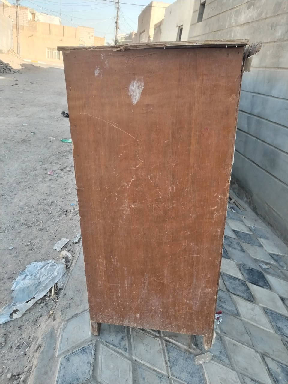 السلام عليكم بوفيه للبيع السعر 50 وبيه مجال عوزه ترتيب وبيه قطعه  مشلوعه موجده وضحه بل منشور الطول 3 الى اربع امتار العنوان ديوانيه دغاره الرقم ***********
