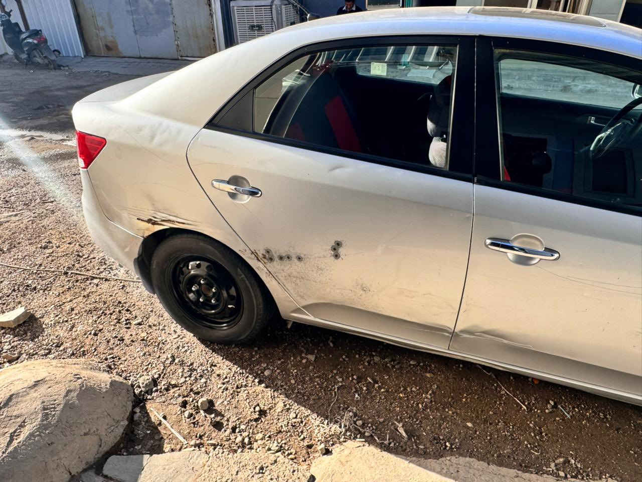 سيراتو2011 
رقم بغداد أنكليزي تحويل مباشر بسمي 
مكفوله من الضرر القوي 
بيها طخات موضحات بالصوره 
جاملغ وباب الخلفي عكس السائق 
بيها جراد 
السعر 90 وبيها مجال
***********
