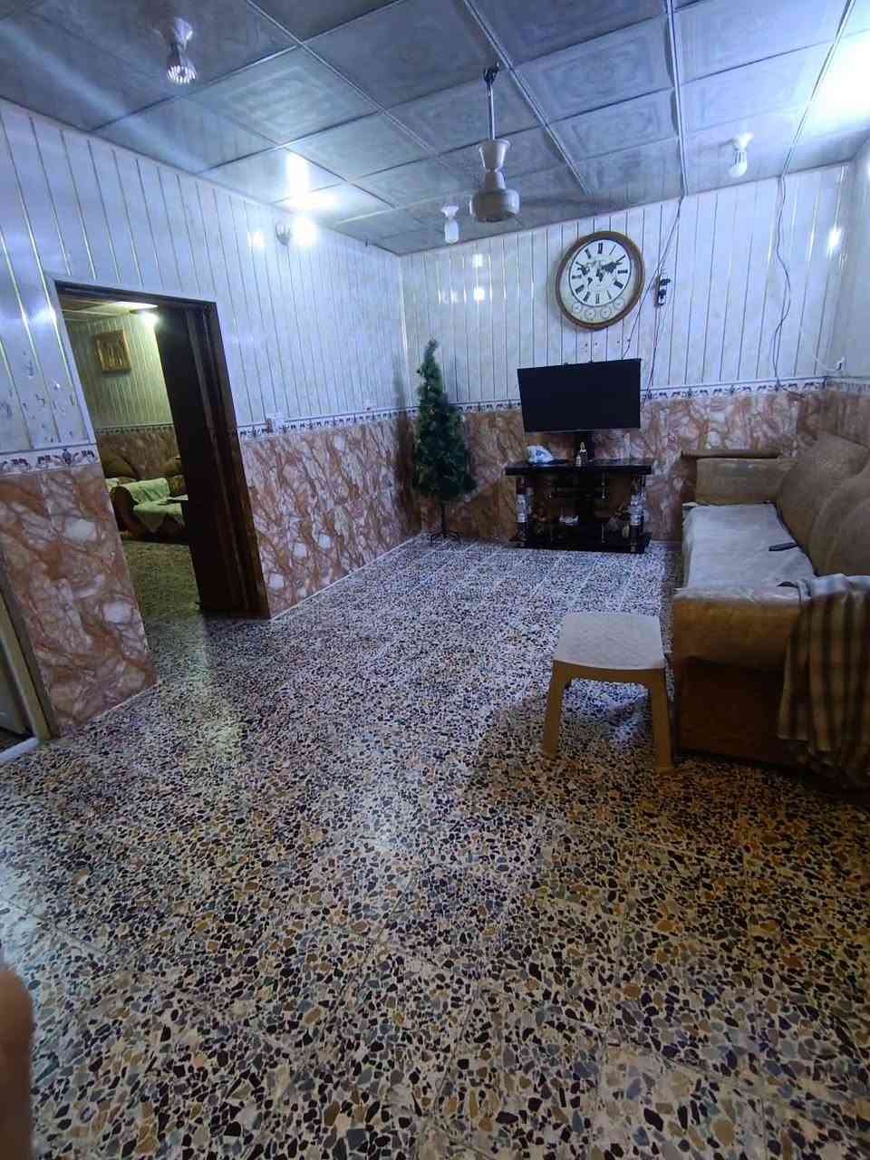 السلام عليكم
بيت للبيع 175م سدة الهندية _مقابيل البانزين خانة_ يم المختار
طابقين الاول يتكون من غرفة نوم ومطبخ واستقبال وصالة وصحيات وطارمة 
والثاني غرفتين وصالة
للأستفسار ***********
