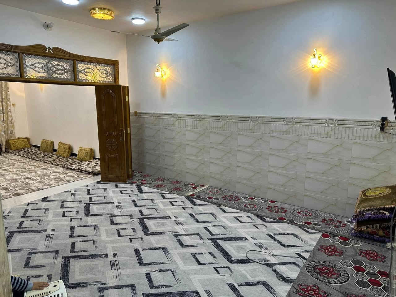 السلام عليكم
دار للبيع 150متر 
صب كونكريت 
طابق واحد يحتوي على غرفتين.صاله ومطبخ. استقبال 
وحمام داخلي .خارجي 
العنوان:شارع المطار الجديد قرب شارع السبيس 
قرب سادين المطار الرئيسيات
  سعر 83وبيه مجال طابو زراعي سند 25مشمول بتطويب 
الاستفسار الاتصال على الرقم: ***********.....‪0780 020 9139‬‏
