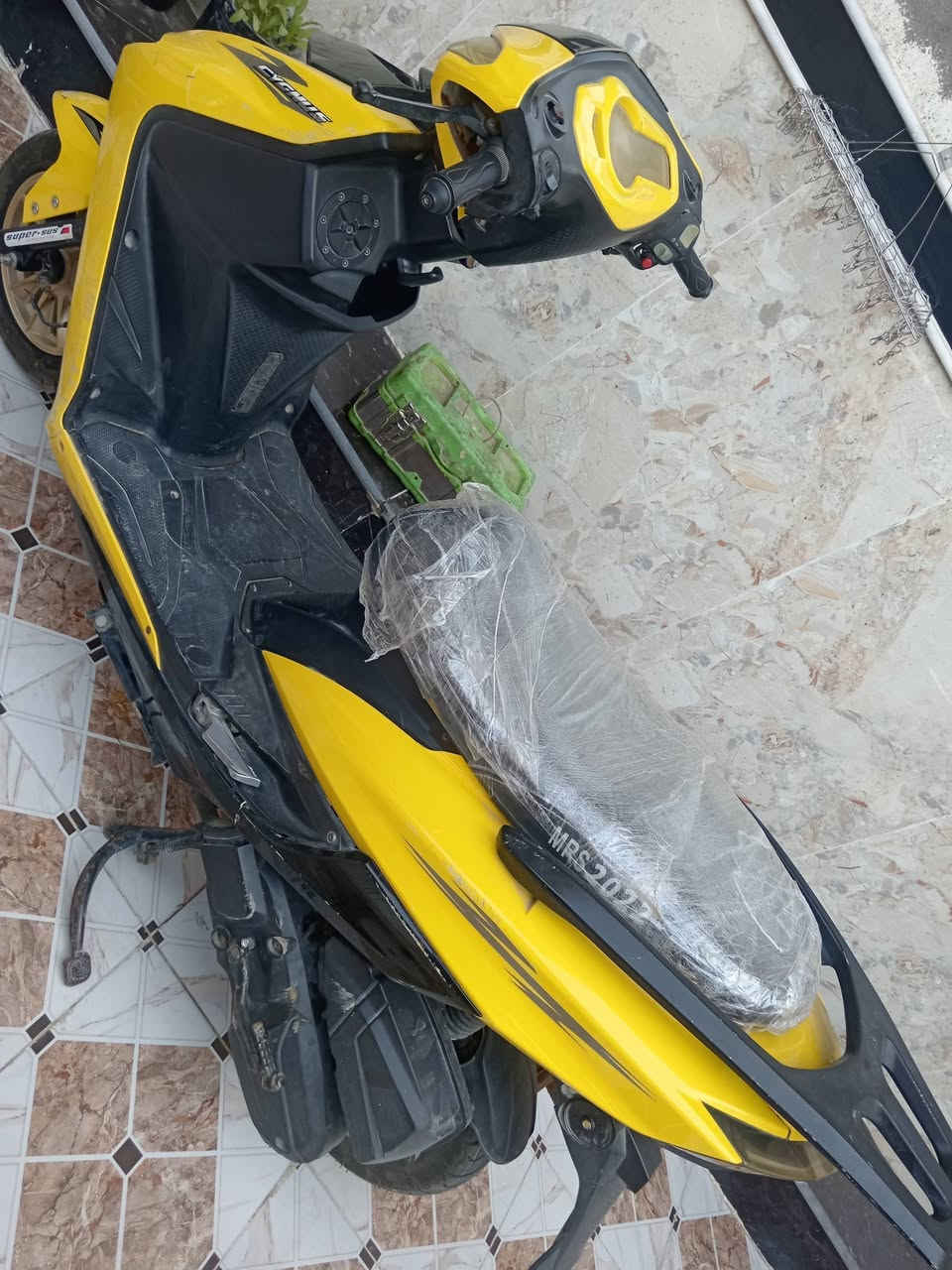 السلام عليكم دراجه سكنس للبيع نضيفه كلش تشتغل سلف عوزه بس كفرات مكاني غراف تصال عل رقم ***********
