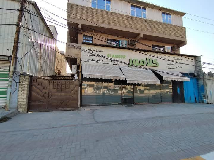 عقار للبيع مساحه ٦٤٣م يتكون من منزل وحديقة كبيره واربع محلات وشقه ومخزن فوق الشقه موقعه شارع ستين قريب السريع  واجه ١٥ ونزال ٤٠ الاستفسار على الرقم *********** والسعر جدأمناسب
