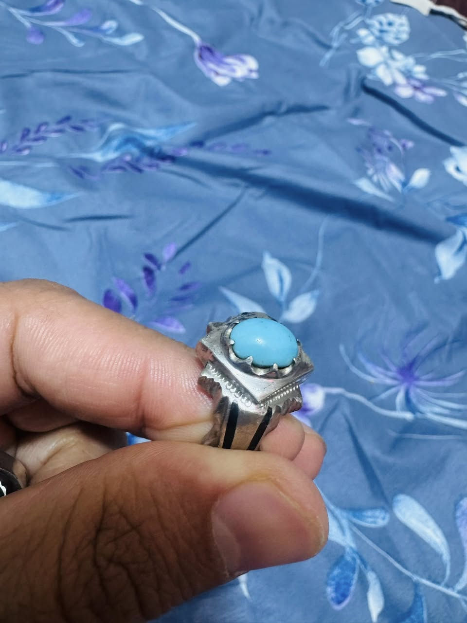 السلام عليكم 
فيروز نيشابوري الاصلي قديم صياغة ثقيلة 
السعر 200 دولار
العنوان كربلاء 
للاستفسار ***********
