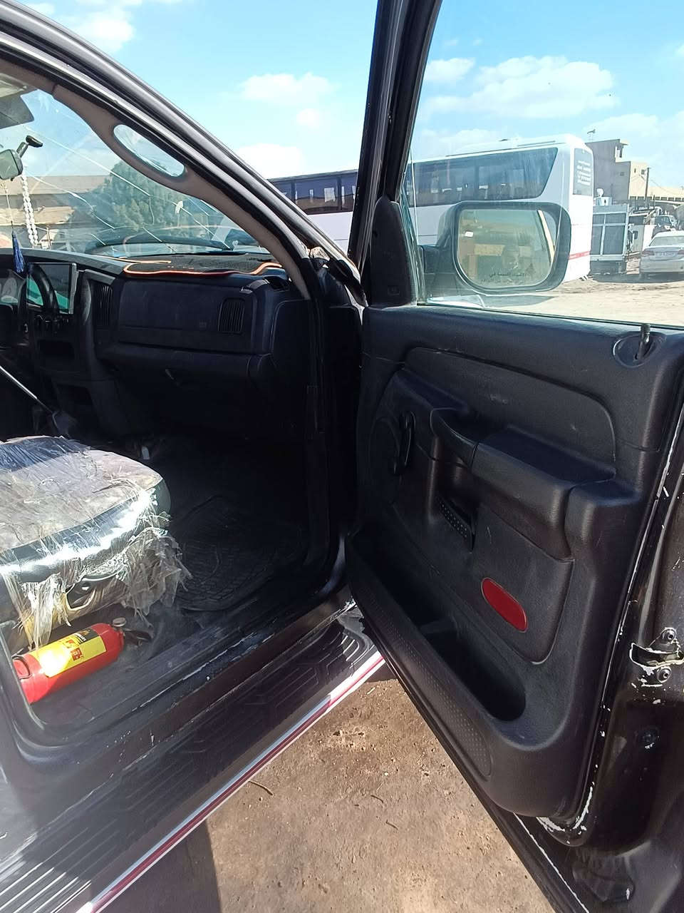 السلام عليكم للبيع دوج رام 2004 مزاد وزارة الداخلية السياره جديده  شواصي بدي كشر كله جديد مكينتها ضعف قليل كير نضيف  تبريد تدفئه صدر تخم تاير  نيكل منضومه زنون شاشه سماعات خير من الله دواخل كلها جديده كير عادي معاملتها مستلمها مال ترقيم وخصصتلها رقم ورقي السياره حلوه مال جناي السعر 60 وبيها مجال حك الجيه مكاني بابل مركز مدينه 📞***********
